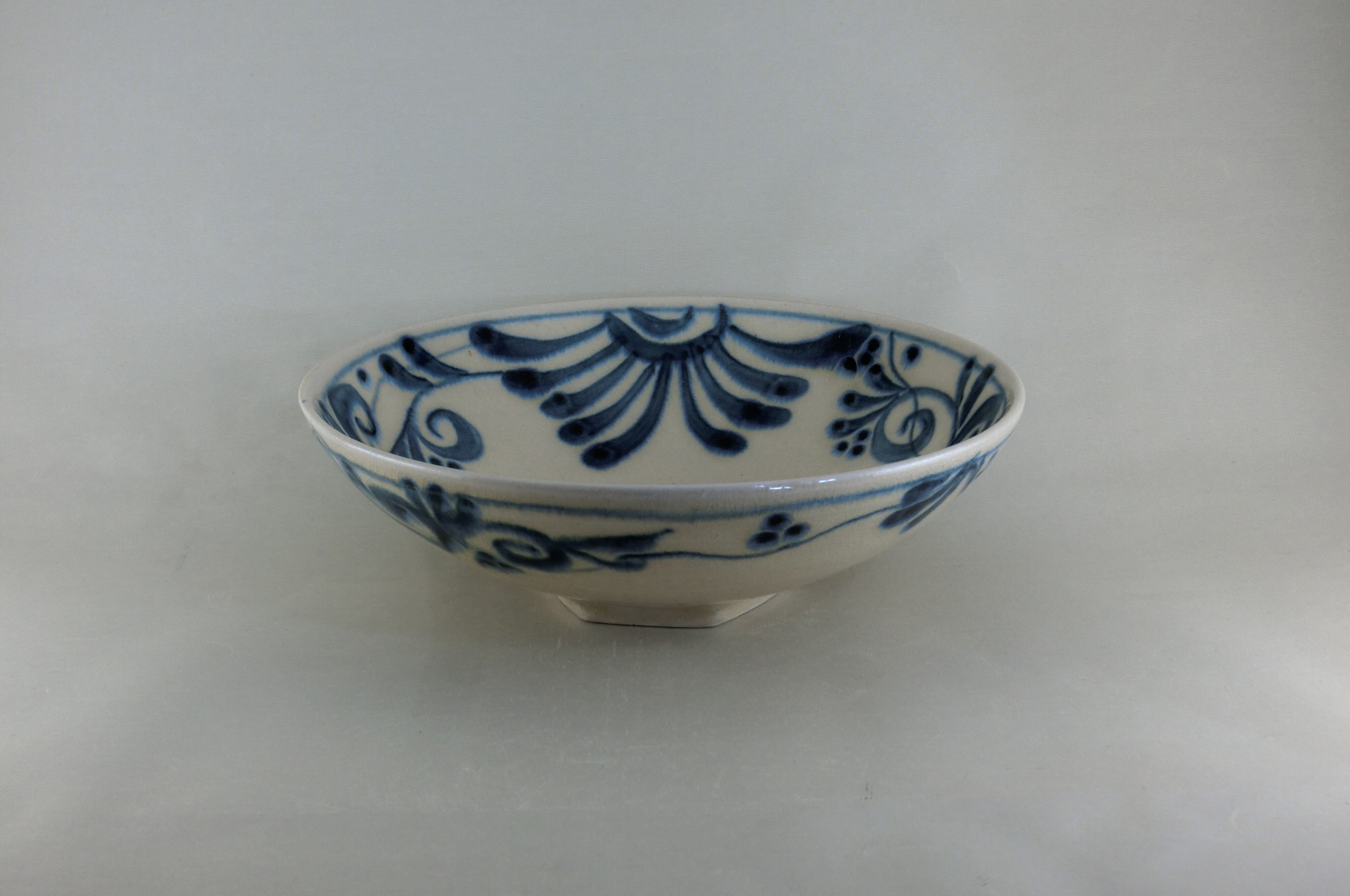 つる唐草丸鉢（宗山窯）