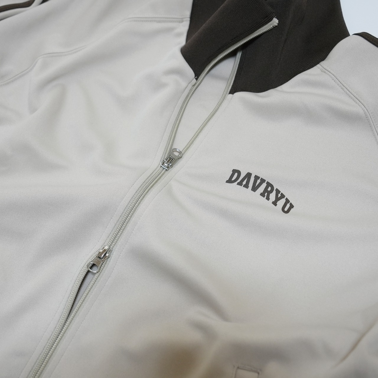 davryu arch dusty TRACK JACKET [サンドベージュ／ブラウン]
