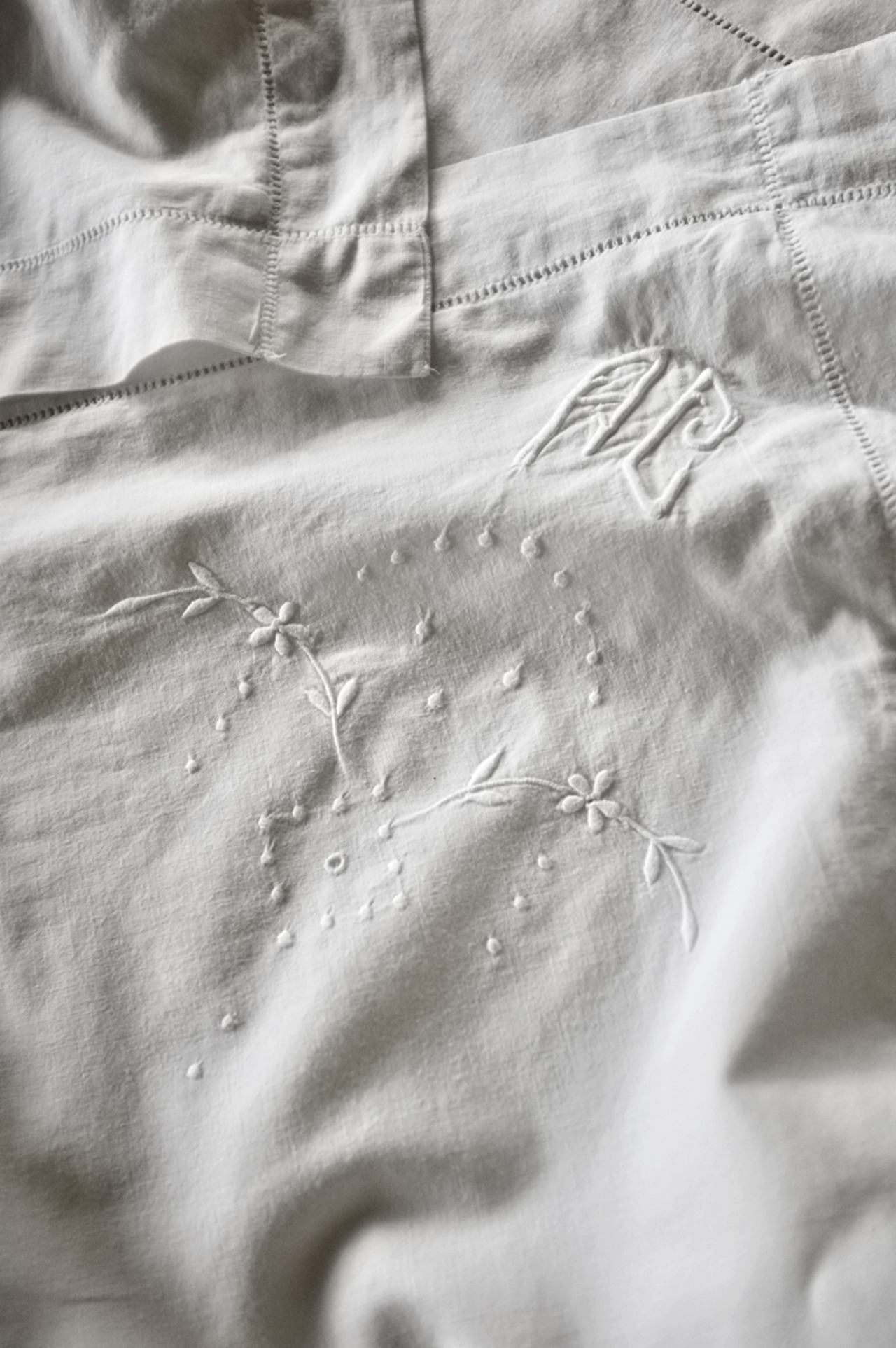 フランス 78c 白の花粉と白の花とモノグラムのあるクッションカバー アンティーク