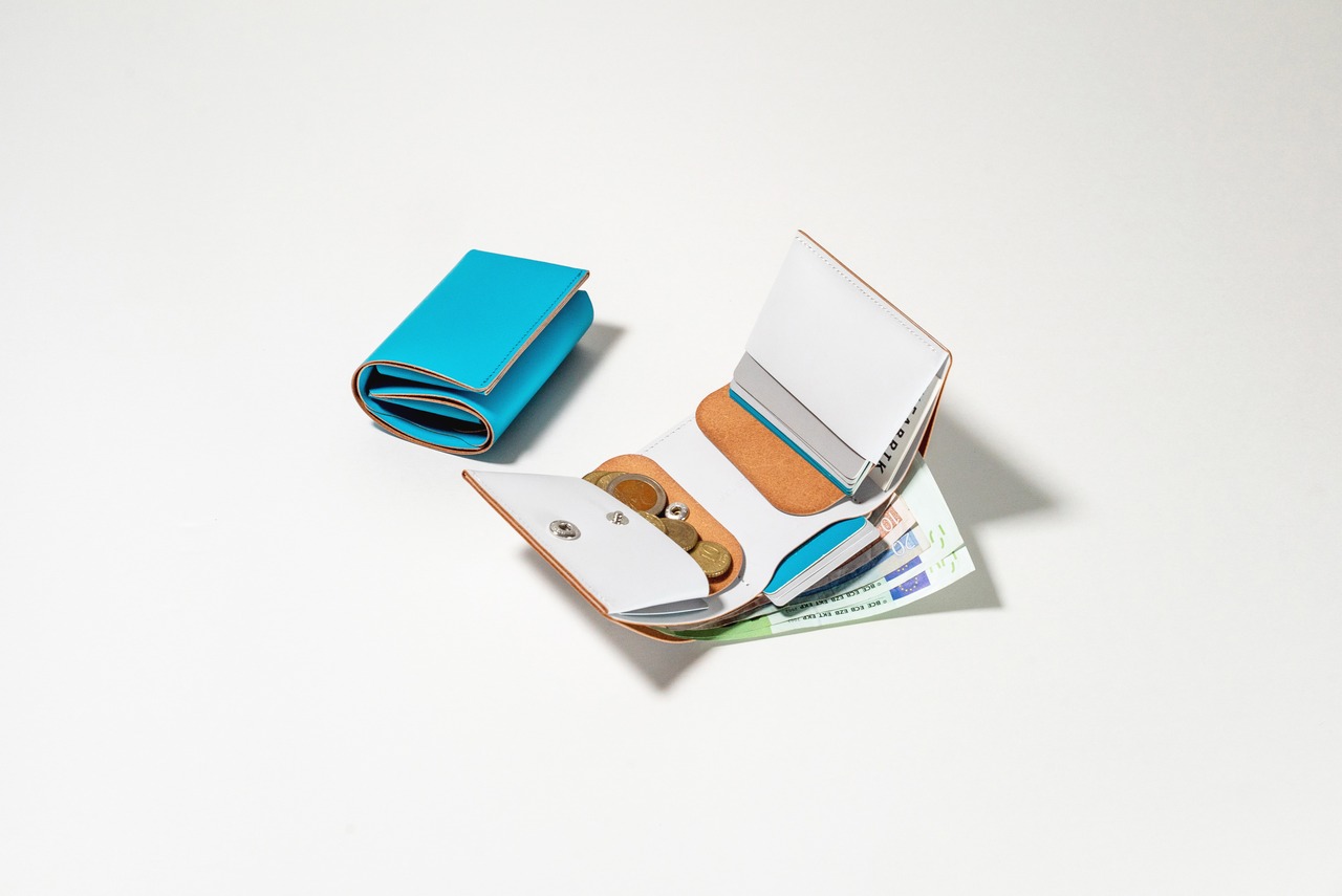 しっかり入ってコンパクトな財布　TRI-FOLD WALLET / CHOCOLATE
