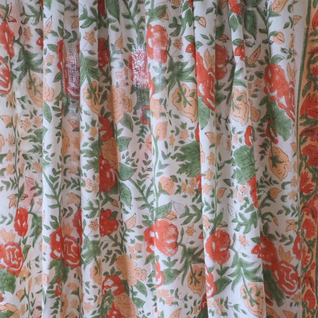 ブロックプリント生地【50cm単位】インド綿 片耳デザイン付き 花柄 白×オレンジ×カーキ #56626-WT1