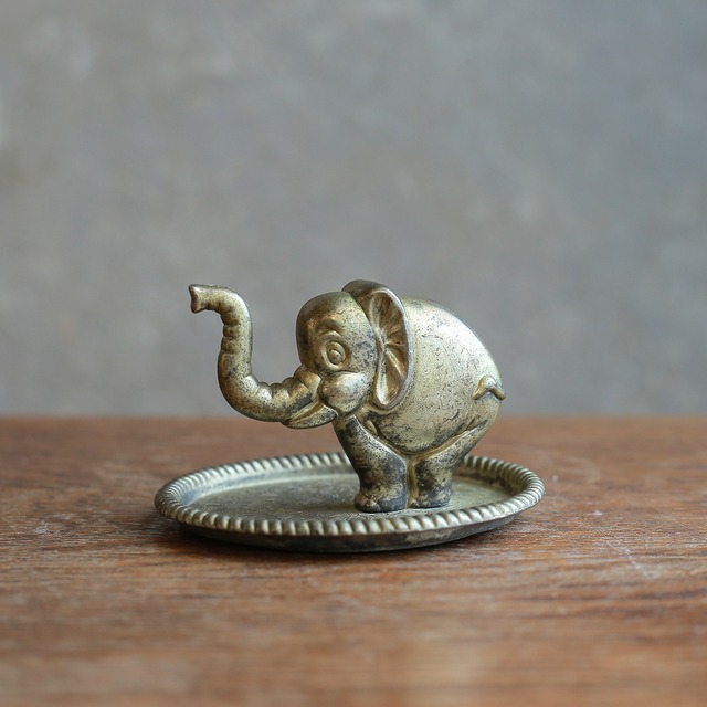 ゴールドに輝く、陽気な象のトレイ