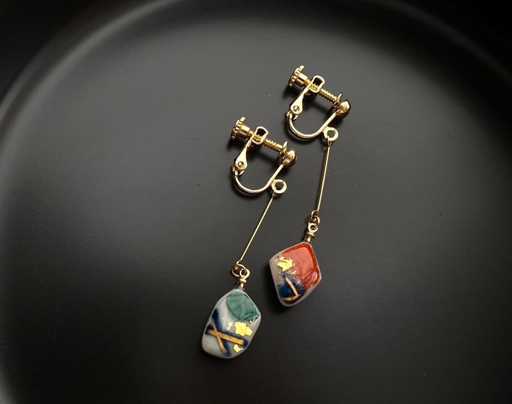 九谷焼上絵五彩と染付の陶片イヤリング(赤青)