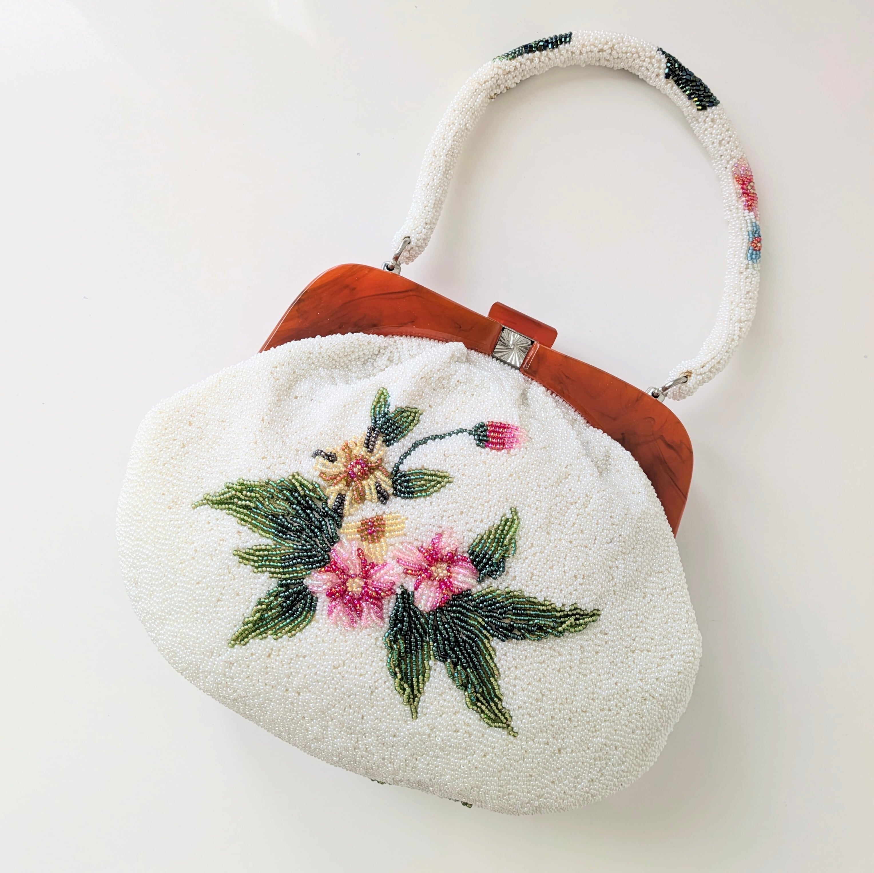 ビーズバック 昭和レトロ クラッチバック 和装バック ヴィンテージ リメイク Vintage】ビーズ刺繍バッグ 白 花柄 べっ甲風 大き目サイズ パーティー