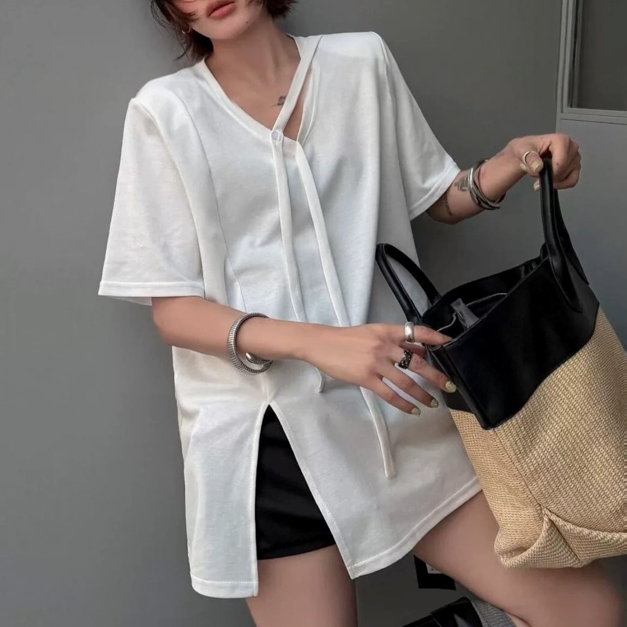 Choker-style V-neck T-shirt 01414