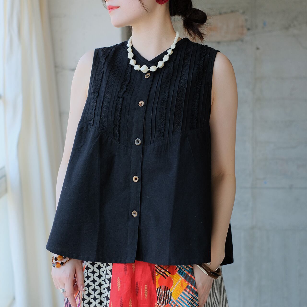 ベストとして重ね着OK!ピンタックフリルノースリーブブラウス(26s-02)ブラック