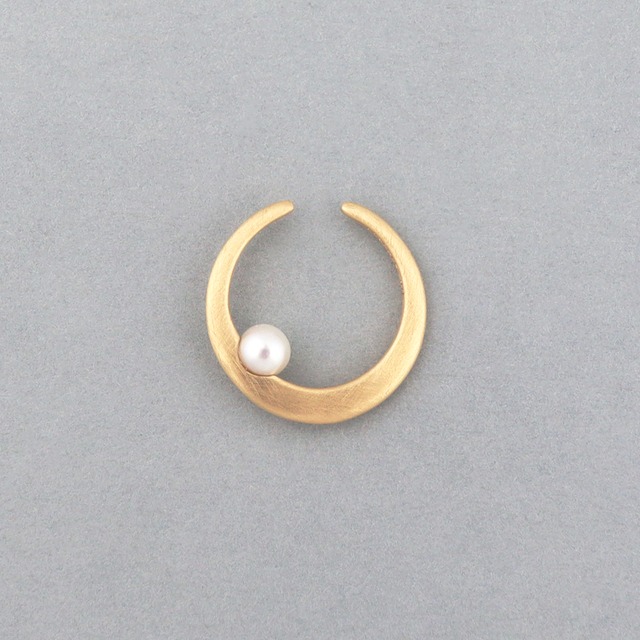 Moon pearl earcuff