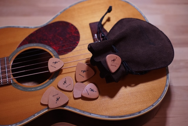 【本革製ギターピック】Genuine Leather Guitar Pick / ギター・ベース・ウクレレに使えます！