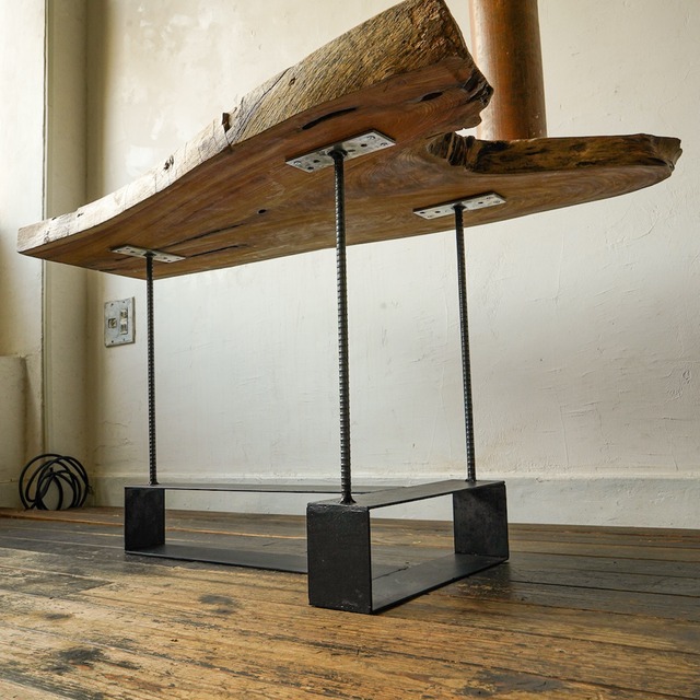 無骨な鉄筋脚を履かせたローテーブル