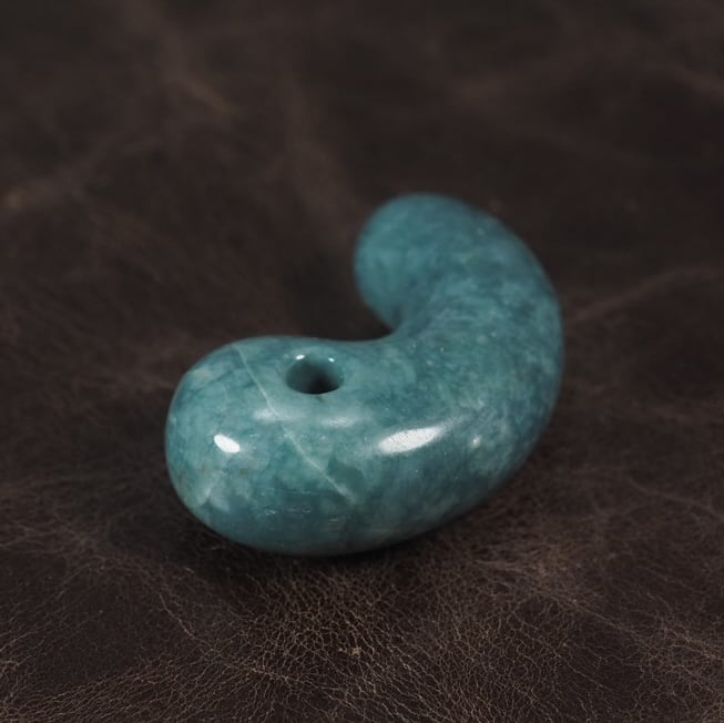 糸魚川翡翠 希少色 大所産 青翡翠 勾玉 15.1g Itoigawa Blue Jadeite magatama | URUWA 工房 うるわ  powered by BASE