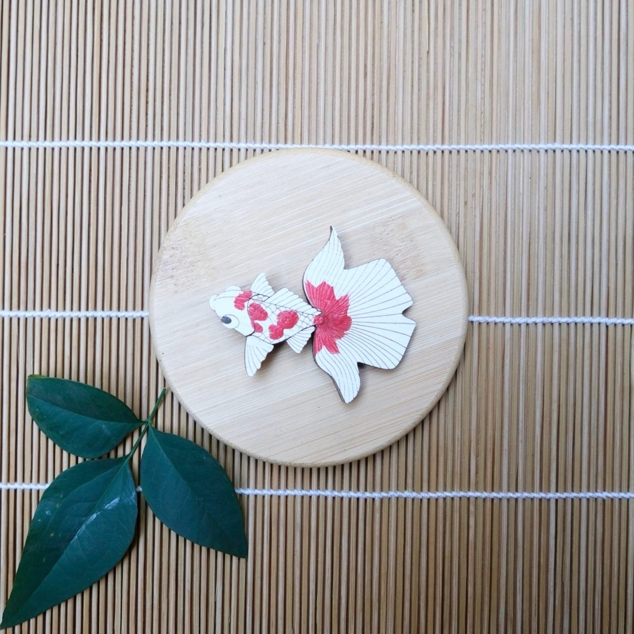 【ひのきマグネット】金魚 左向き 2 ブローチ メモ留め アートパネル