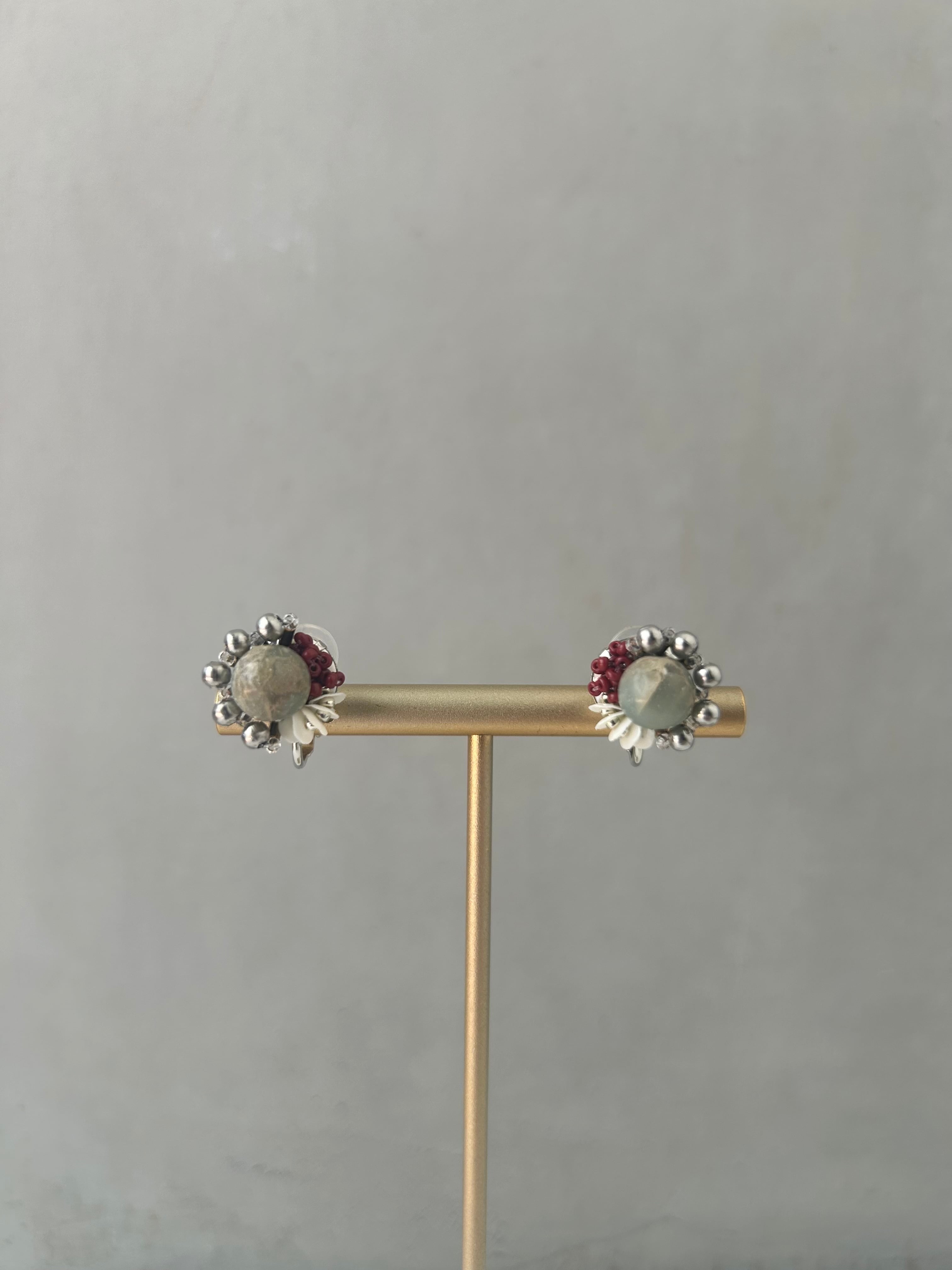 インプレッションストーンとヴィンテージビーズのピアス/イヤリング