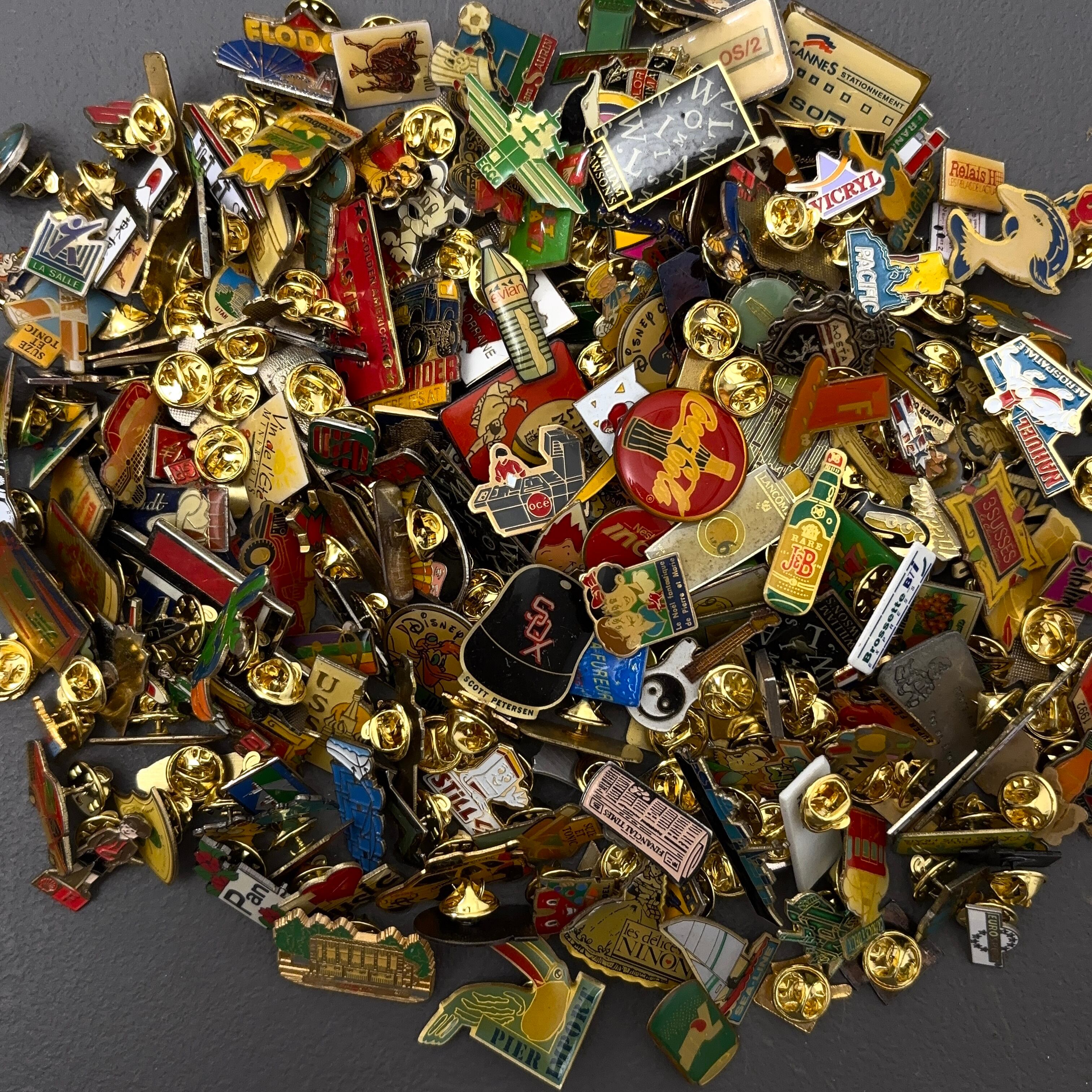 37708 フランス雑貨 フレンチ ピンバッジ200個セット ピンズ まとめ売り 37708 フランス雑貨 フレンチ ピンバッジ200個セット ピンズ まとめ