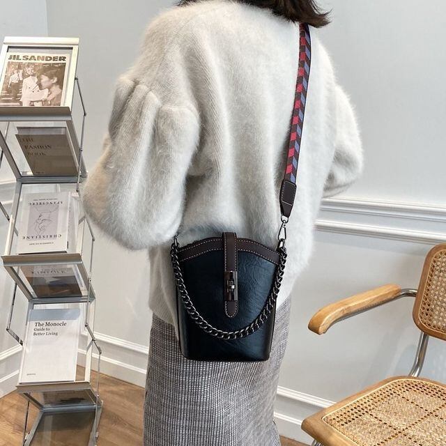 【予約販売】ショルダーバッグ 斜め掛け レディース 無地 レザー ブラック ホワイト グリーン カジュアル 可愛い デート こなれ感 お洒落 韓国 トレンド