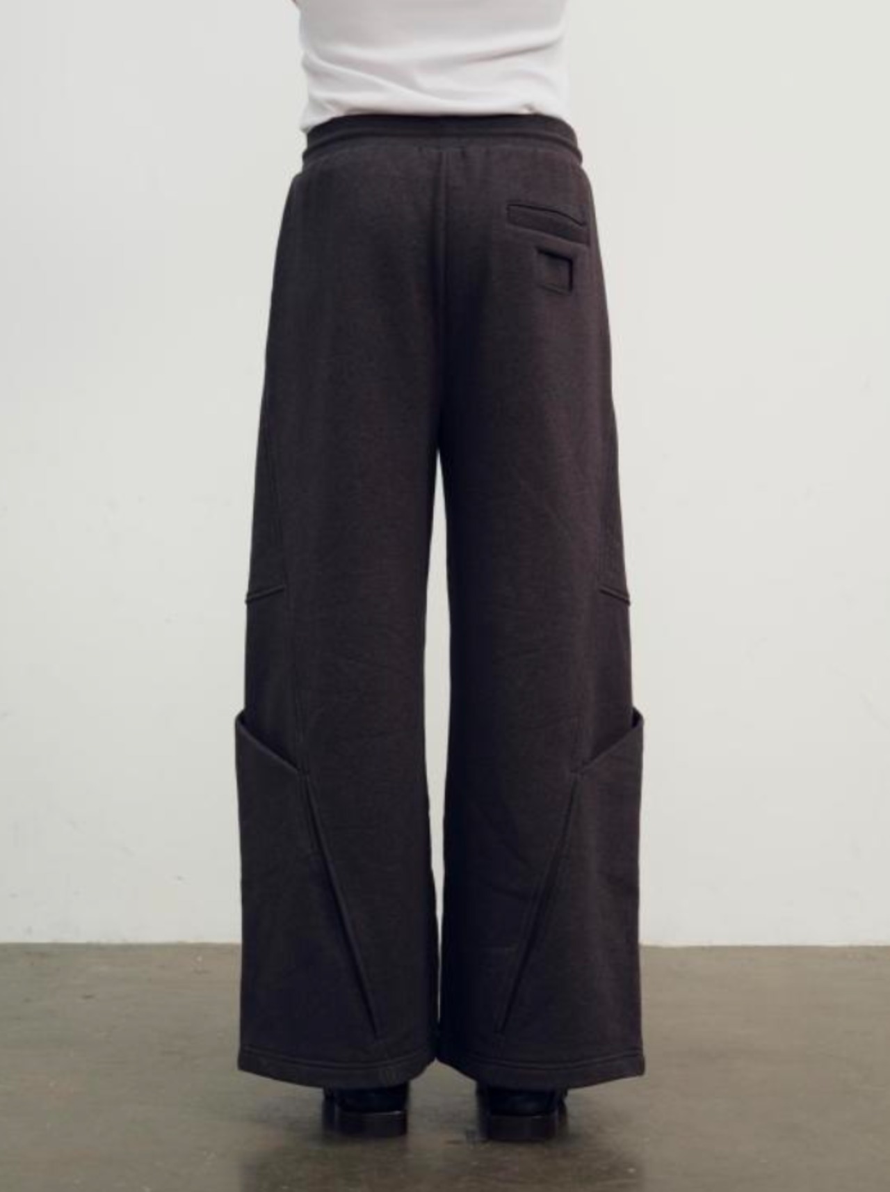【26AW | MEN】 NULLUS ヌルス / スウェットパンツ / SCULPTURAL CUT WIDE LEG SWEATS / NUAW26TRO007 - 6