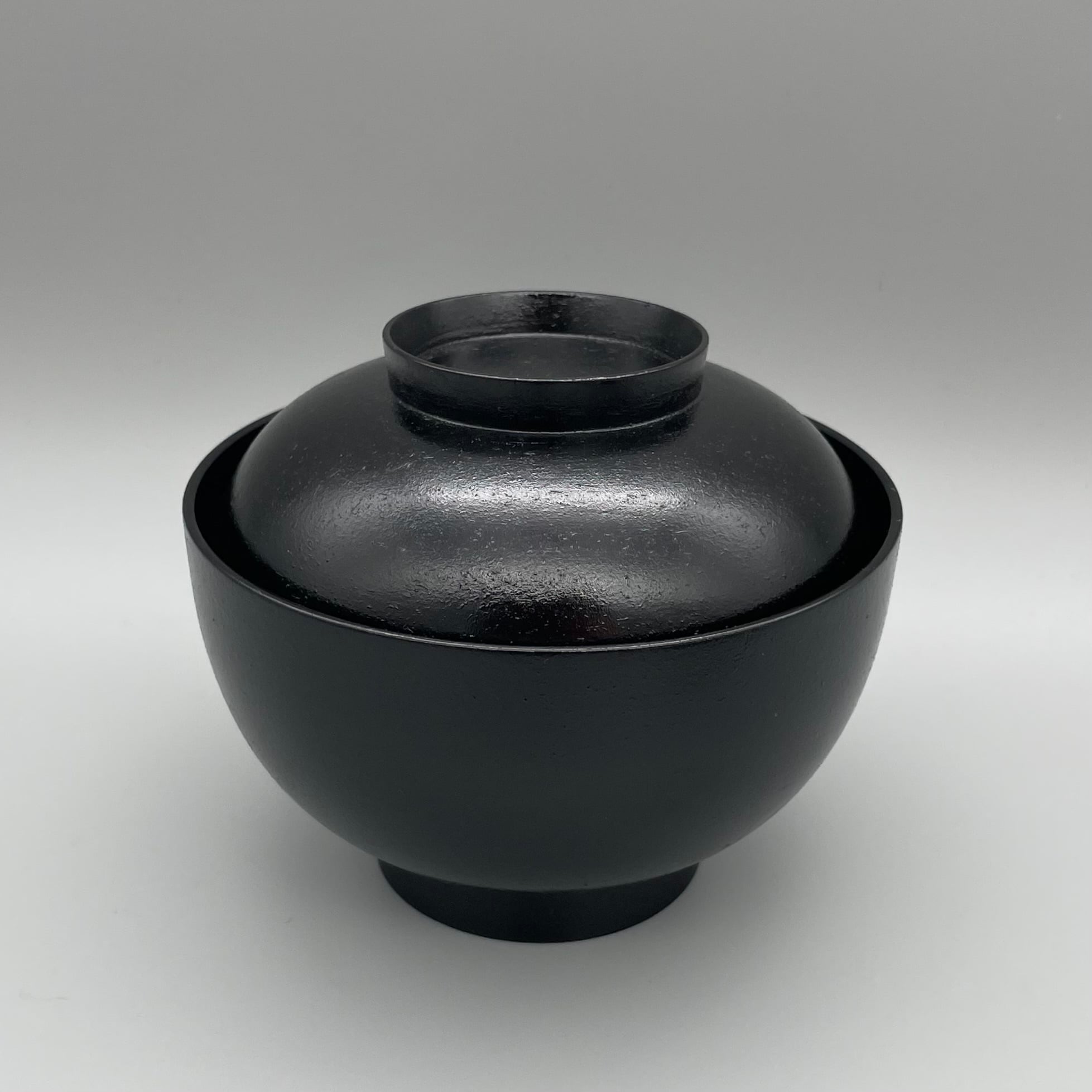 欅造石目塗蓋つき黒椀- Black Bowl with Lid, Made of Keyaki Wood with a Stone-Patterned Finish
