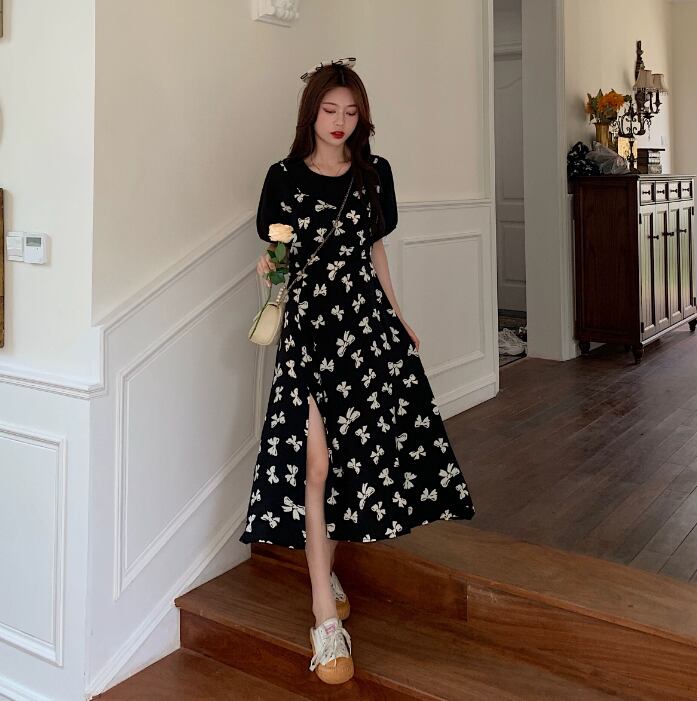 ワンピース フレアワンピース 膝下 ミモレ丈 ロング丈 フレア Aライン シフォン リボン サイドスリット かわいい きれいめ カジュアル 大人 上品 おしゃれ お洒落 レトロ エキゾチック 大人可愛い 大人女子 ラブリー キュート ガーリー 個性的 セクシー エレガント 主役級 存在感 抜け感 柄 プリント 10代 20代 30代 レディース 女性用 学生 通学 デート お出かけ 女子会 休日 普段使い 重ね着 モテ 美脚 脚長 M L XL 2XL 3XL 4XL 大きいサイズ ビッグサイズ 黒