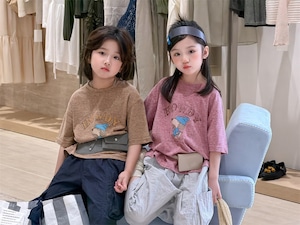 キャラクタープリント（DOG）Tシャツ（3色展開）XDJK｜トップス オーバーサイズ｜小学生 ジュニア対応｜普段着｜韓国子供服｜男の子 女の子｜90-150cm｜2026夏服 ［取寄］