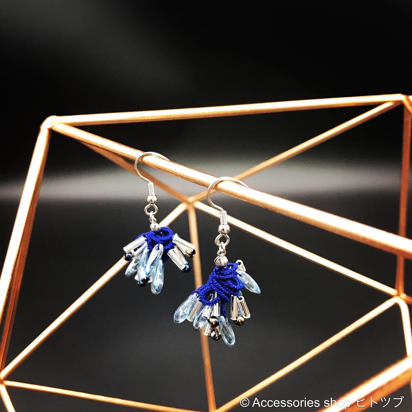 0172:ロイヤルブルーレースとチェコガラスのフックピアス