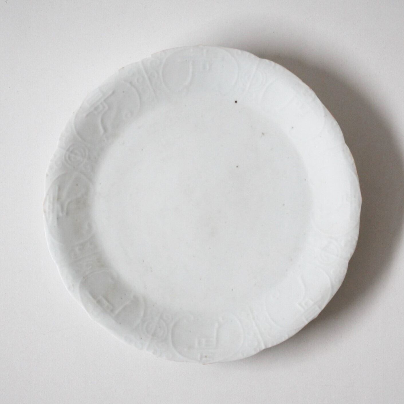 アンティーク 古九谷白磁の陽刻文字模様の輪花皿 d22.1cm Antique