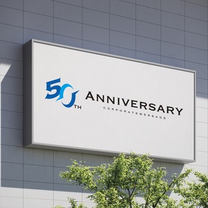 力強く旋回し広がる未来の50周年ロゴ