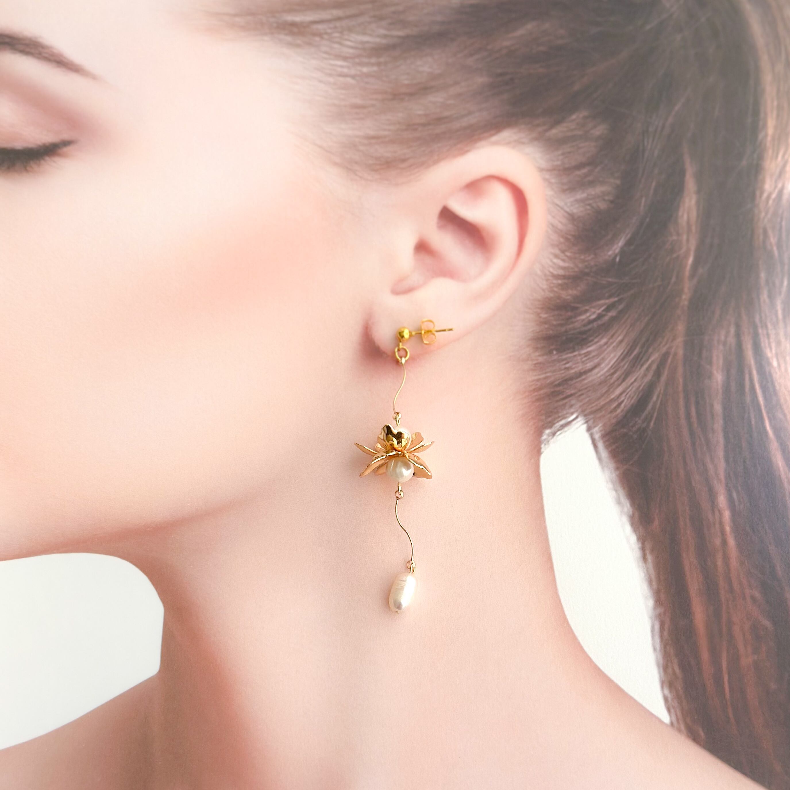 レースオーバルゴールドチャームと淡水パールのイヤリング ピアス レースオーバルゴールドチャームと淡水パールのイヤリング ピアス 淡水