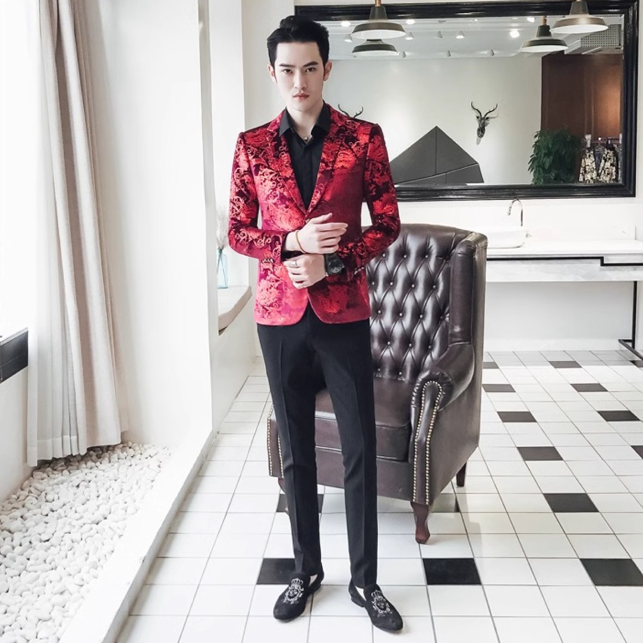 目立ちたいステージパフォーマーにぴったりのレッド花柄スーツジャケット　JA004