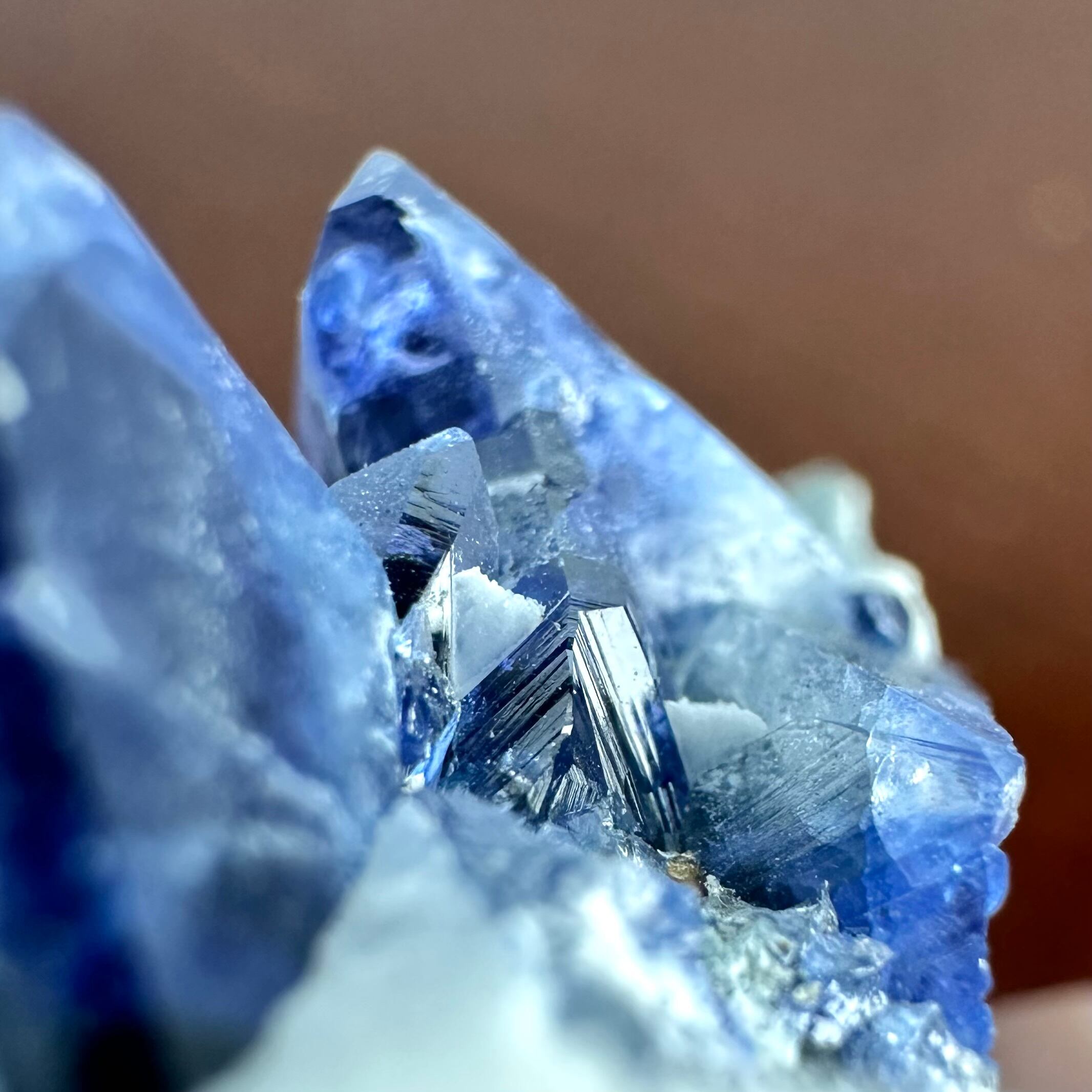 ベニトアイト/ジョアキナイト【Benitoite with Joaquinite】アメリカ産