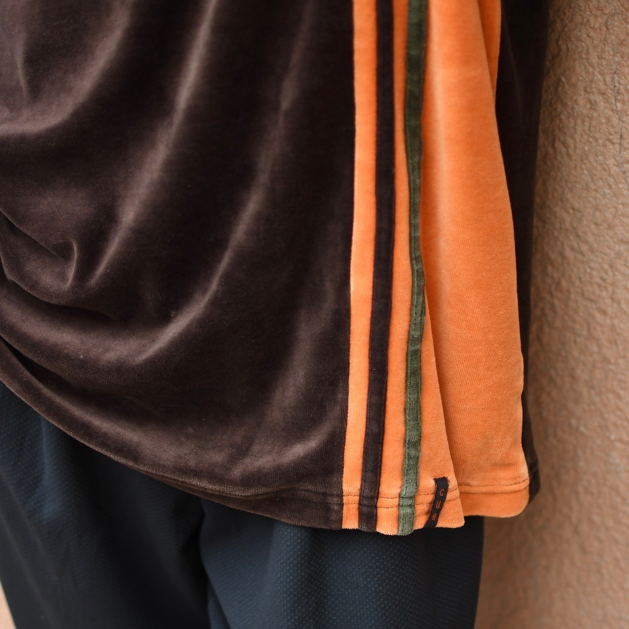 switching design velour long sleeve tee
