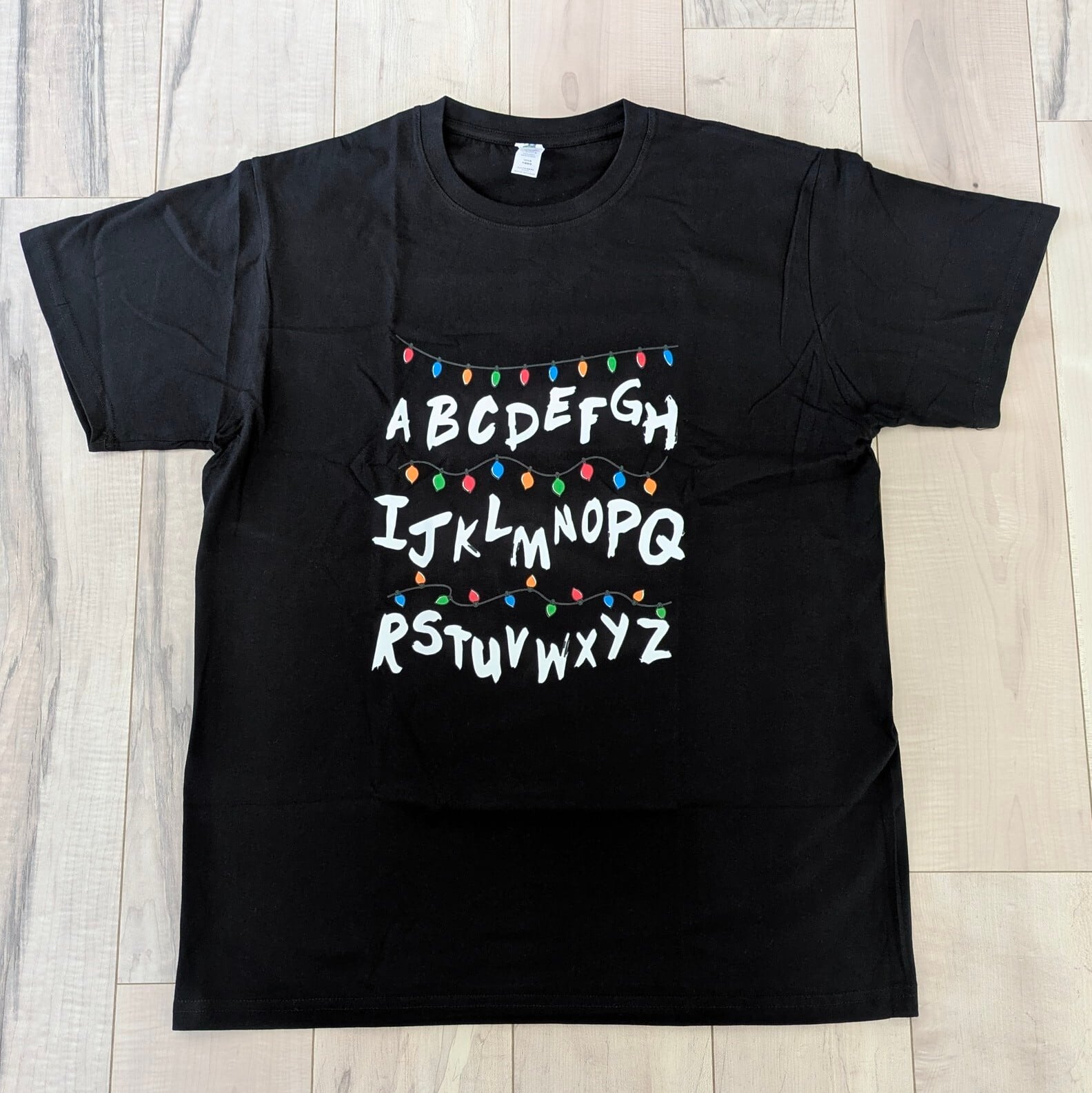 【 Stranger Things / ストレンジャーシングス 】『ABC〜Z 裏の世界との通信Tee』 Tシャツ〚アメリカン雑貨 アメトイ〛