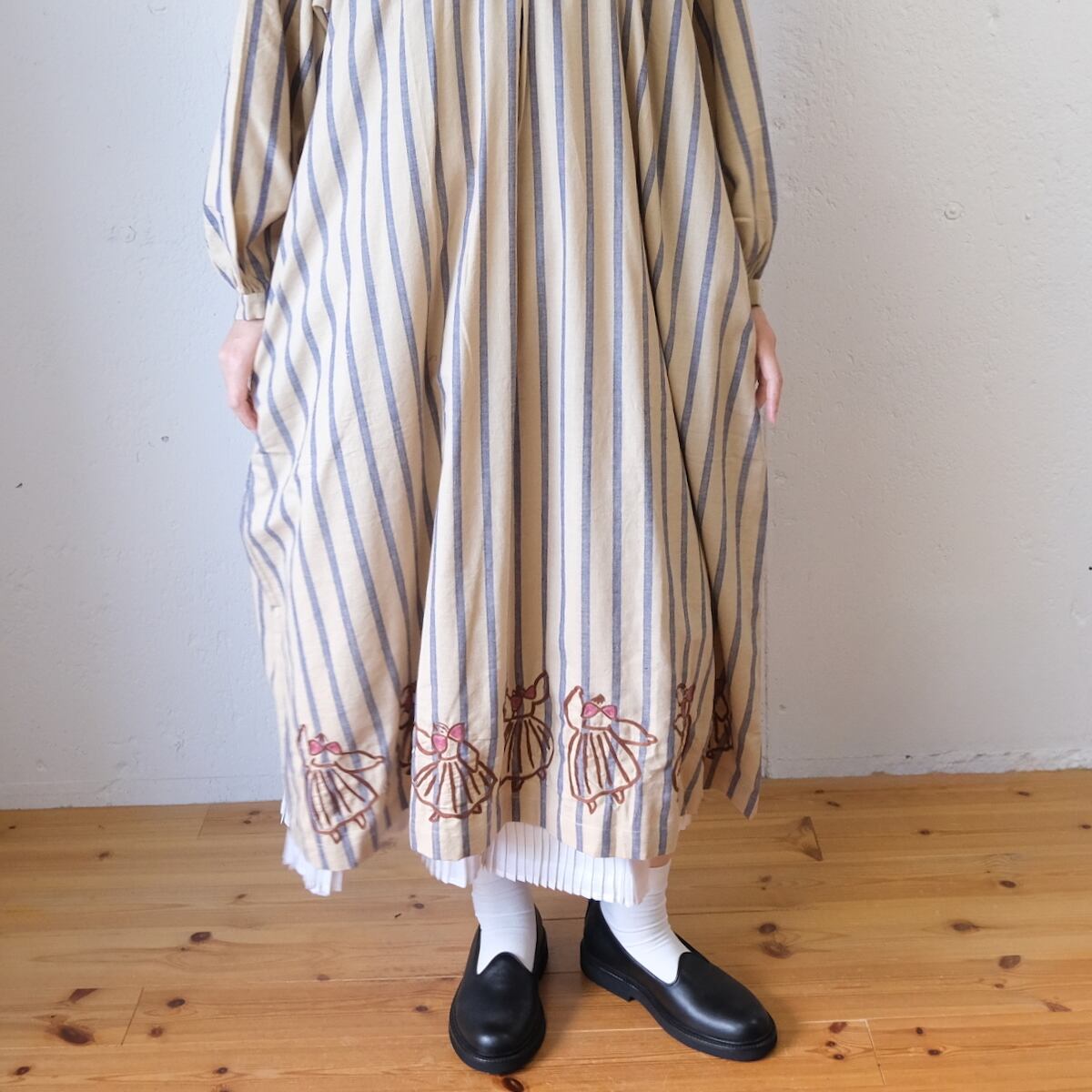 BUNON(ブノン) Hand Print & Dance Embroidery Back Ribbon Dress