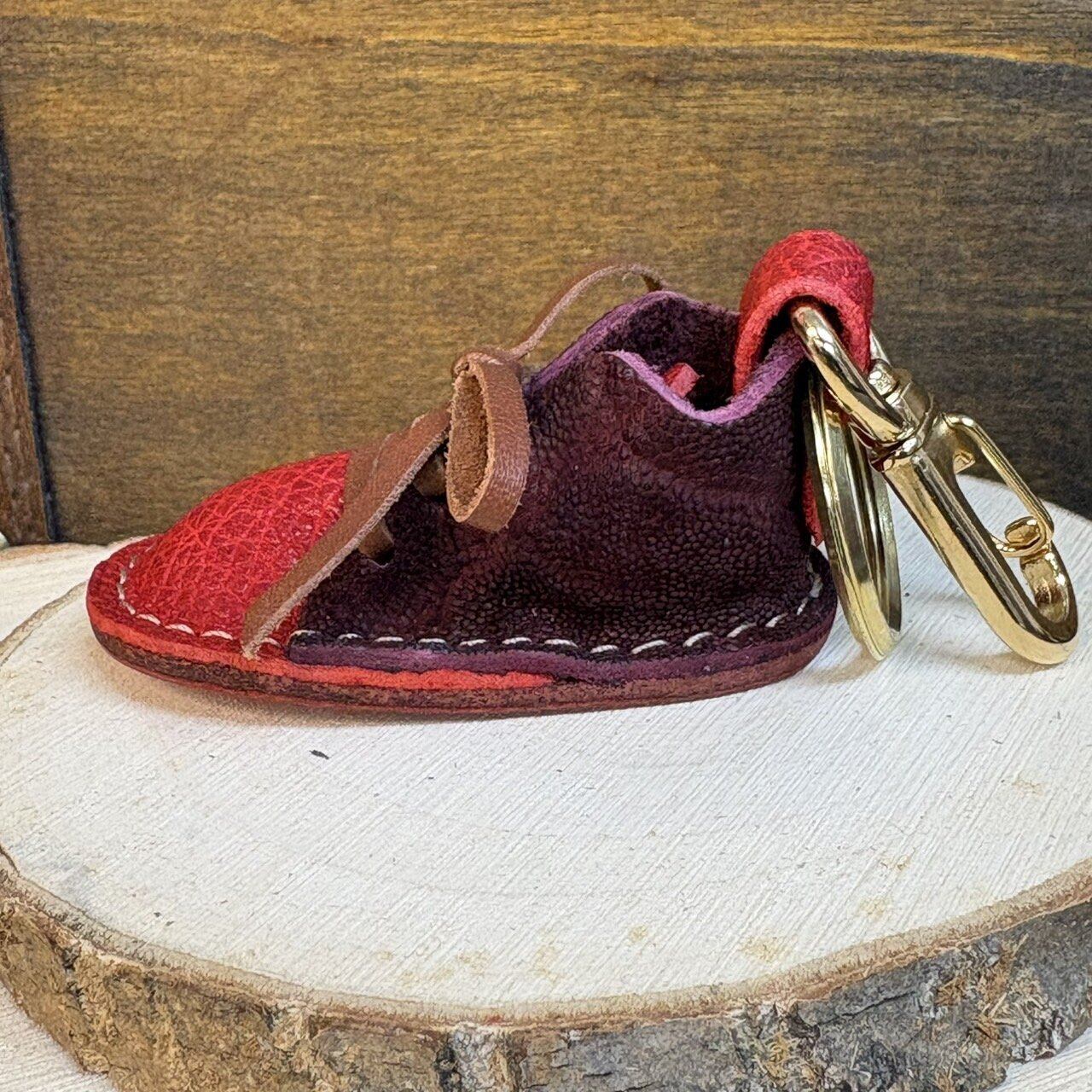 【猛獣のスニーカー】ミニスニーカーチャーム　レッド×ワイン系　No４