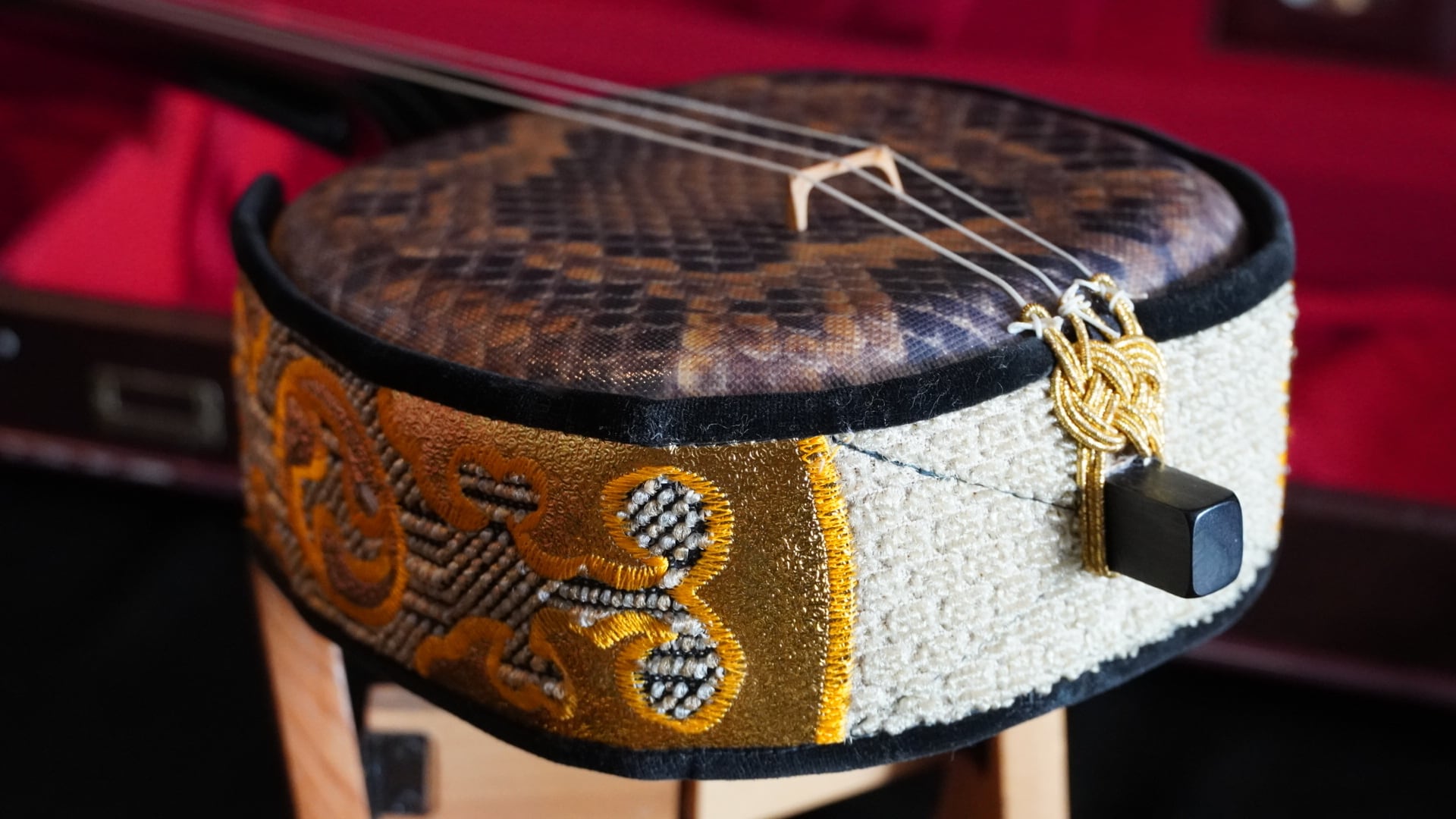 二度と出ない超貴重作です※名工銘苅氏師匠仲本三味線店作 知念大工型