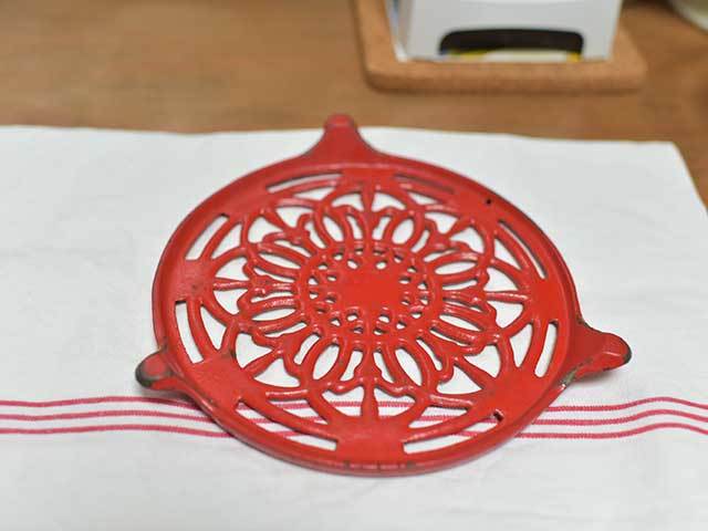 アイアン トリベット / 鍋敷き 赤　フレンチアンティーク