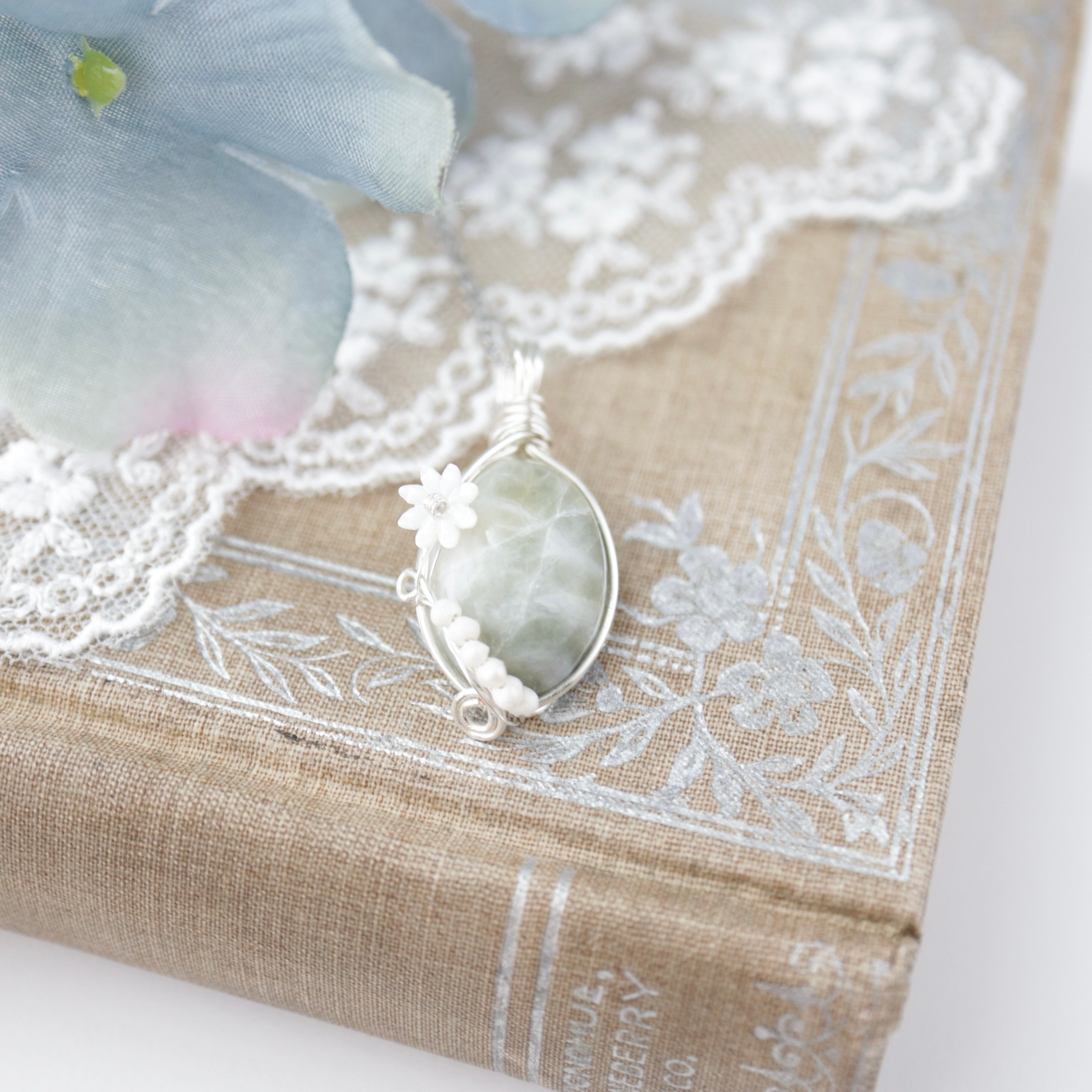 【1点もの】糸魚川翡翠《雪解けの小川》|天然石ワイヤーラップペンダント