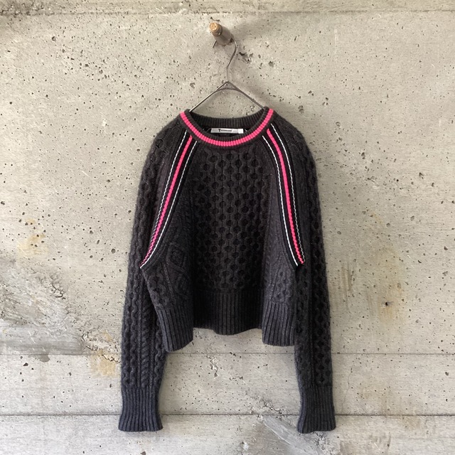 V-neck voluminous sleeve cardigan