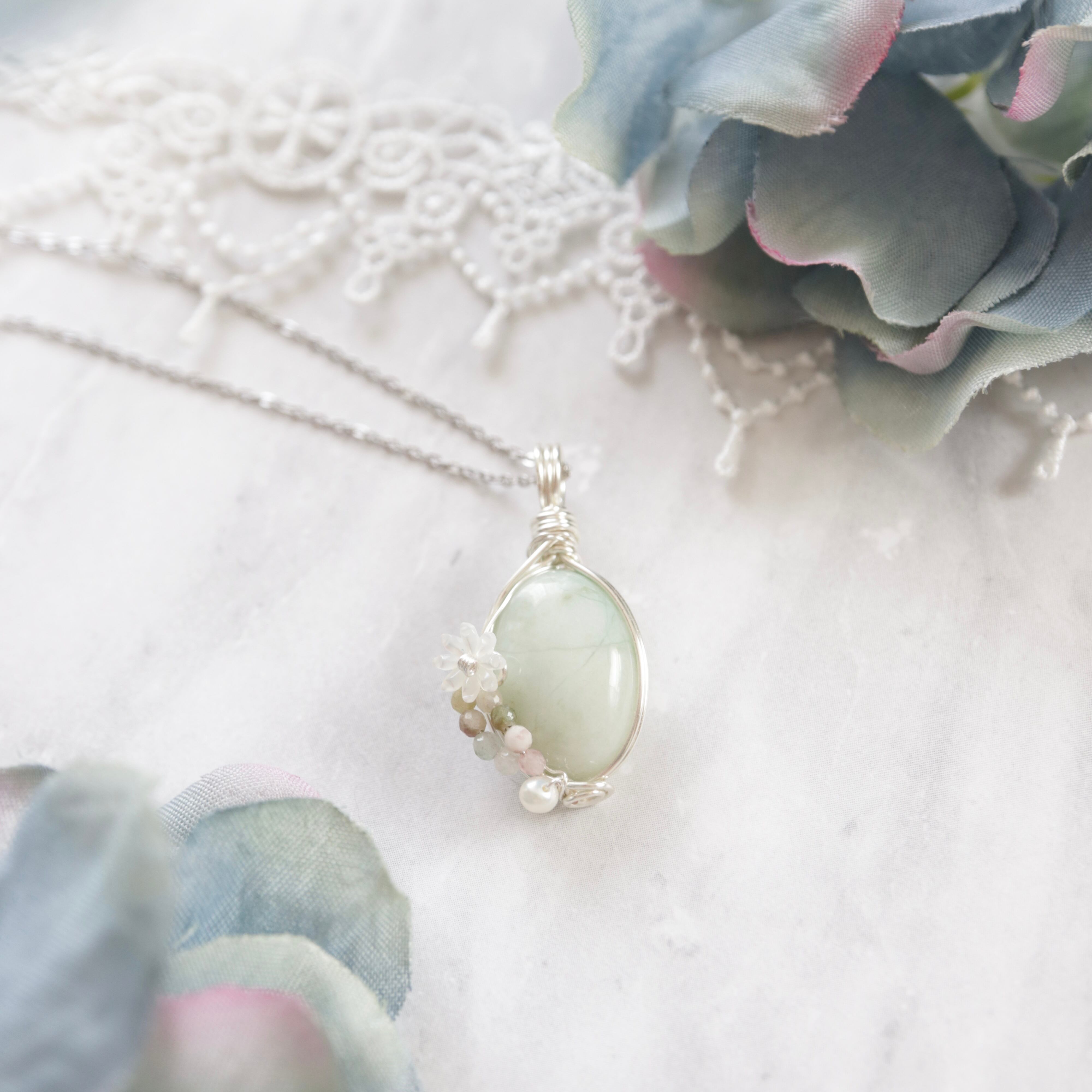 【1点もの】糸魚川翡翠のワイヤーペンダント《翠の余韻》|国産翡翠の天然石アクセサリー|お守りジュエリー