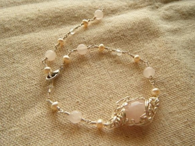 愛されローズクォーツのワイヤーブレスレット