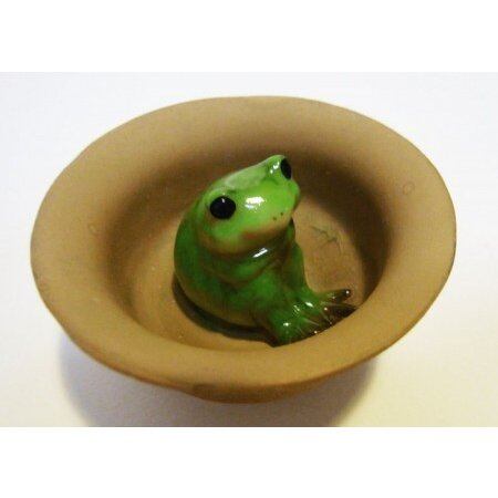 カエル置物 三角座り in お猪口 | caeru