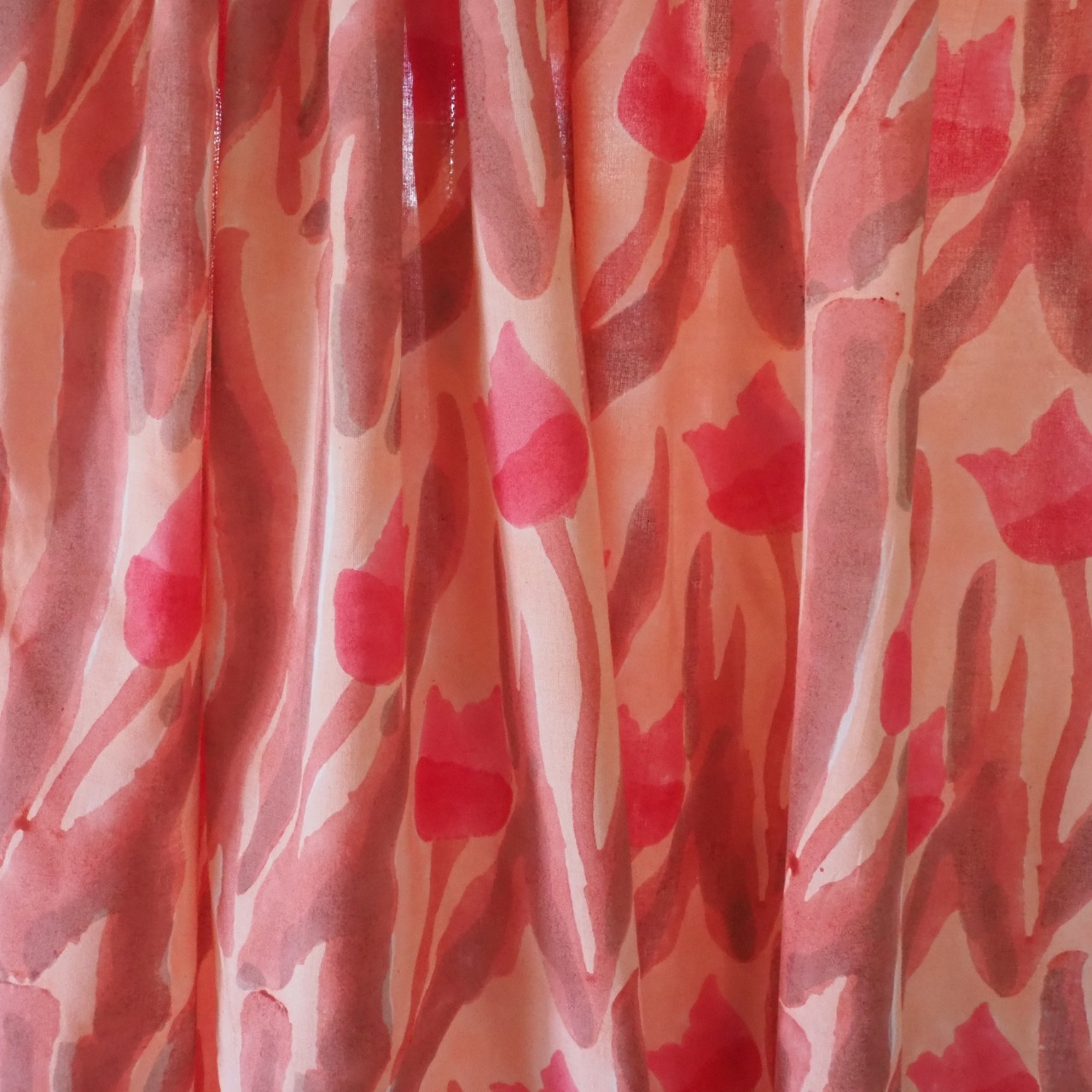 ブロックプリント生地【50cm単位】インド綿  片耳デザイン付き チューリップ柄 コーラルピンク×ブラウン #51114-PK1