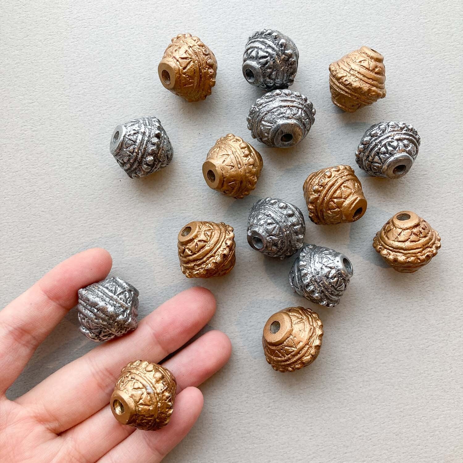 再入荷〉双円錐型ジュラルミンビーズ | Dua-アクセサリーパーツショップ