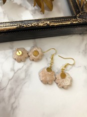 【信楽焼】マーガレット　陶器 スノーボール ピアス イヤリング 伝統工芸 シンプル 　きれいめ　お呼ばれ　おしゃれ　大人可愛い