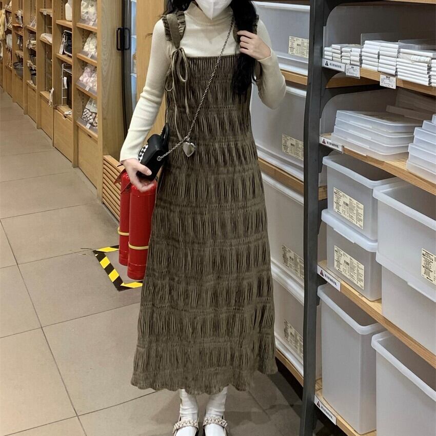 ワンピース レディース 2色 ジャンパースカート ミモレ丈 ノースリーブ スリム 細身 Aライン ゆったり フリル サスペンダー かわいい 大人可愛い きれいめ シンプル カジュアル おしゃれ おとな ナチュラル こなれ感 キュート ガーリー 個性的 レトロ 抜け感 無地 通勤 学生 通学 デート お出かけ 女子会 散歩 美術館巡り アート鑑賞 カフェ巡り 街歩き S M L カーキ ブラック 春 秋 10代 20代 30代 ママ 韓国系 着回し 普段使い 体型カバー 楽ちん コーデ モテ トレンド 流行