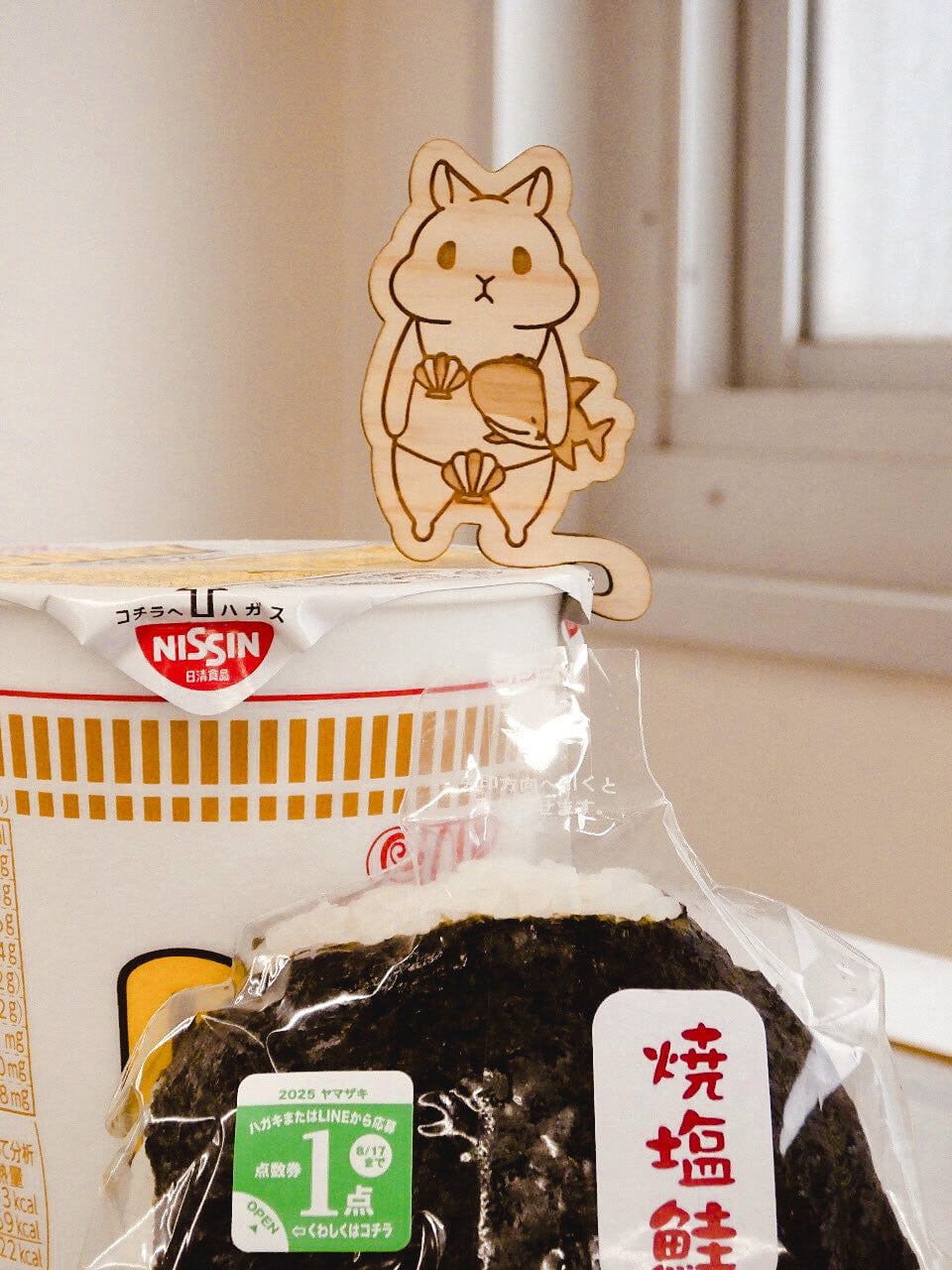 ラーメンの蓋を閉じるウッサ氏_コラボ