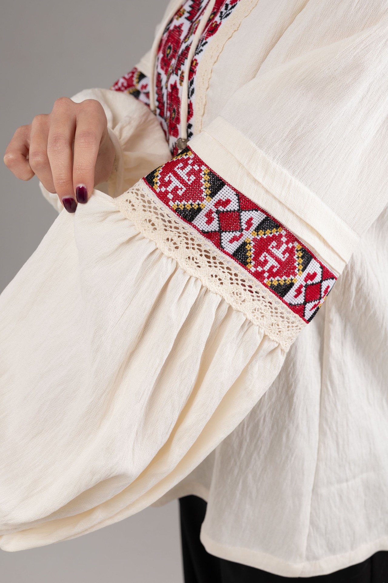 ウクライナ刺繍ヴィシヴァンカ　バルーン袖　手刺繍　麻　レディース・フリーサイズ - 4