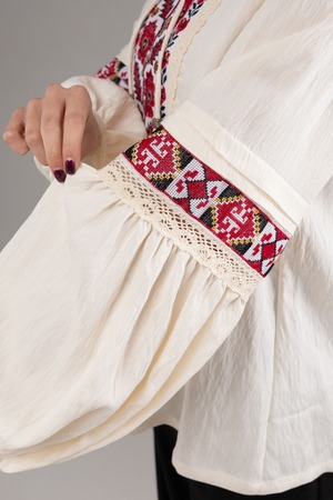 ウクライナ刺繍ヴィシヴァンカ　バルーン袖　手刺繍　麻　レディース・フリーサイズ