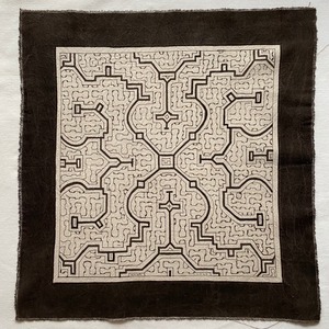 中型白40-16A 41x39cm クッション　シピボ族の泥染め　AAA　世界の民藝布