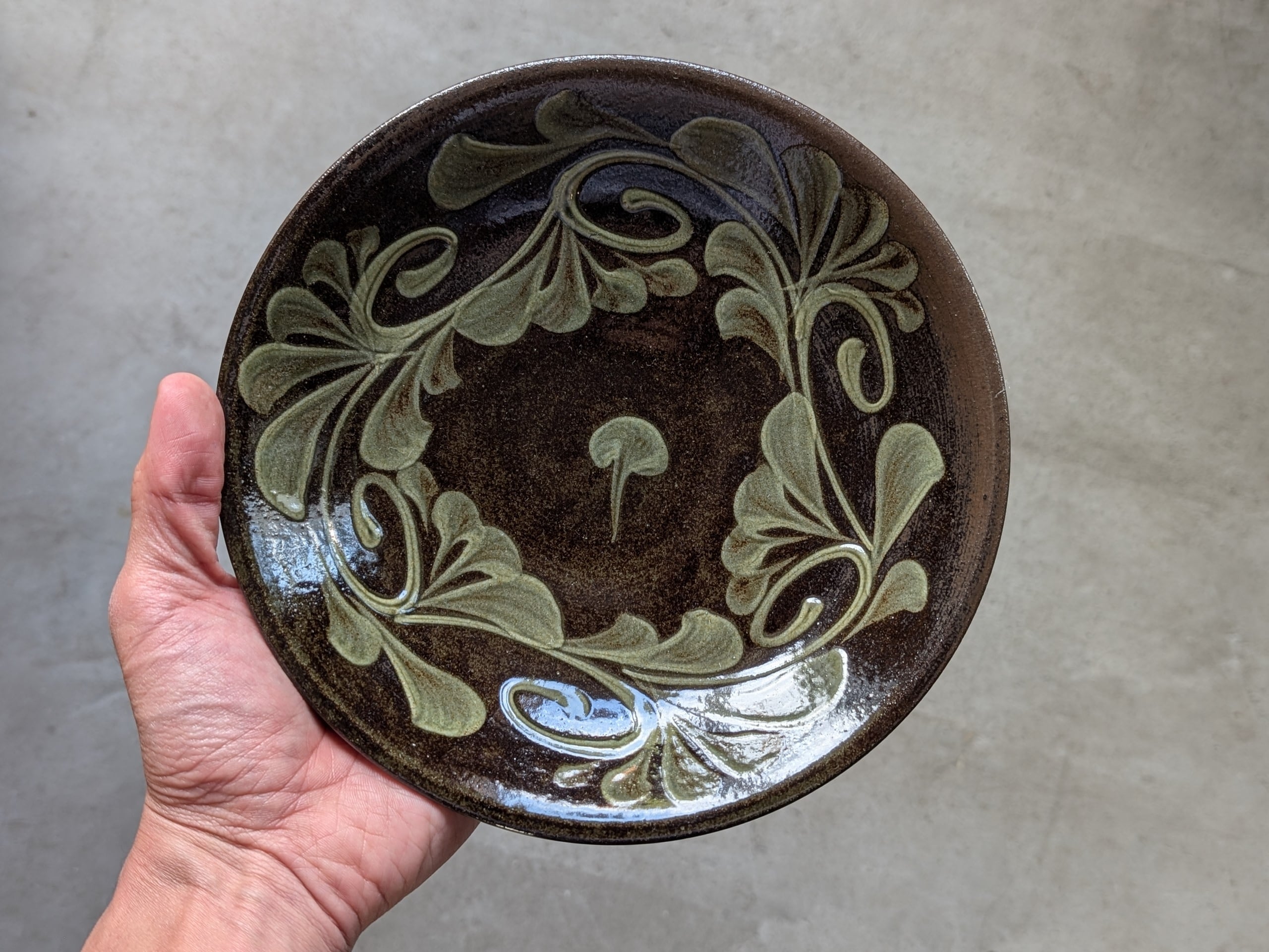 やちむん 皿7寸（イッチンゴス白） | 陶眞窯 | inoya | Basic Life