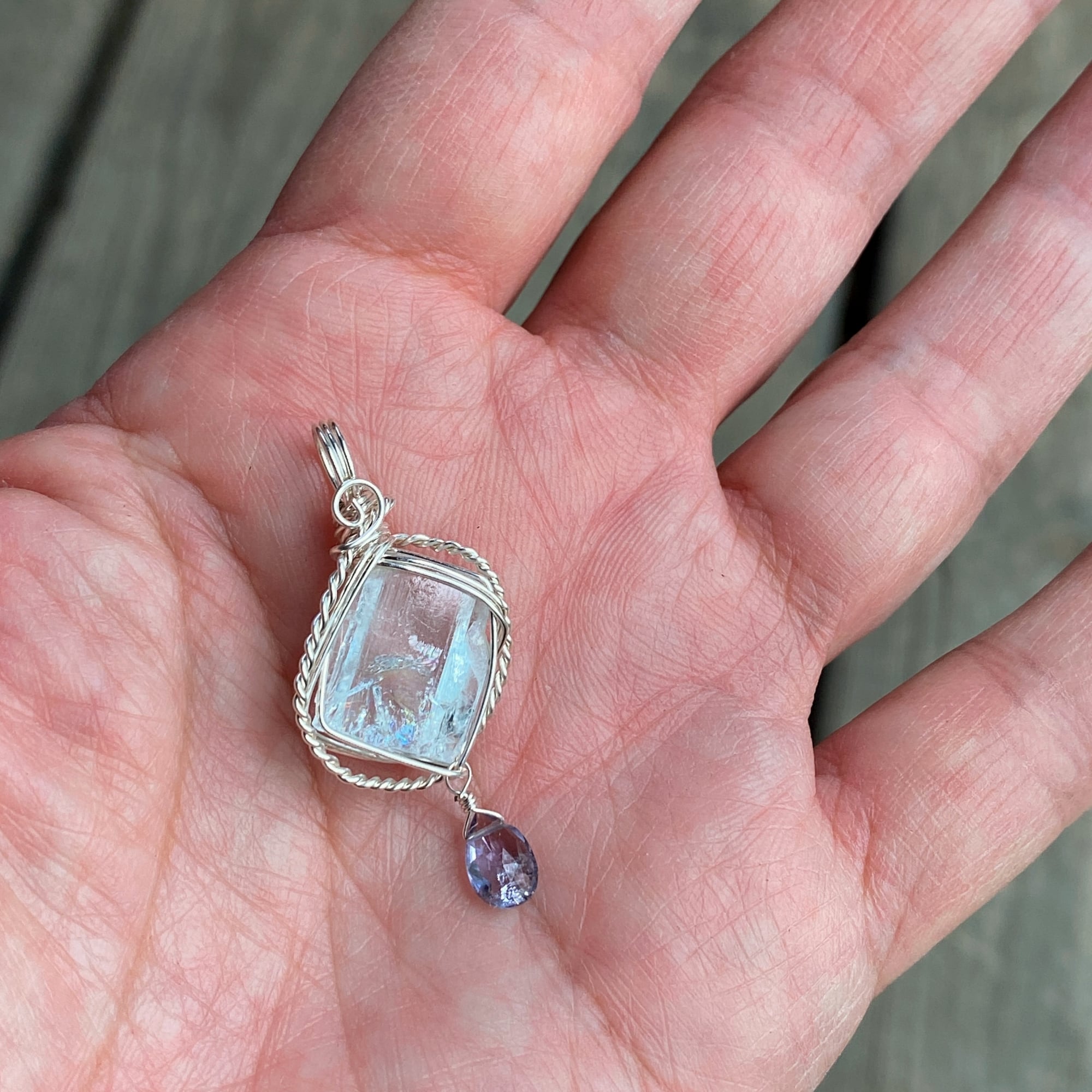 きらめく水面を思わせる清らかな透明なブルー アクアマリンと