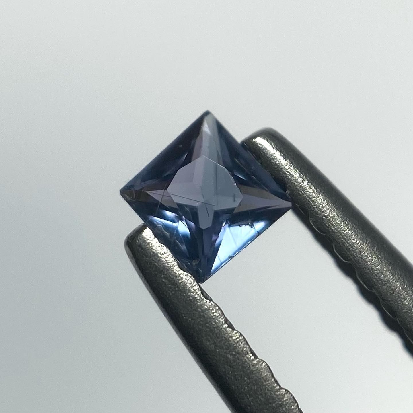 変身する石 ベキリーブルーガーネット1